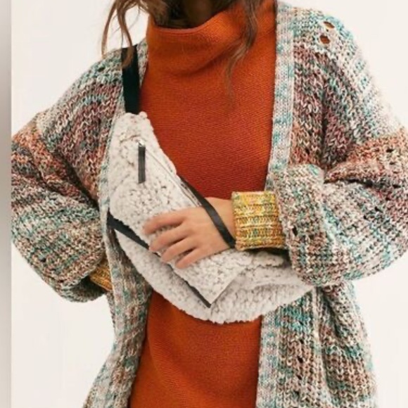 Free People Handbags - NWOT Free people Cozy Up Sherpa sling bag